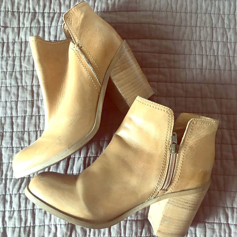 KENNETH COLE REACTION leather booties
